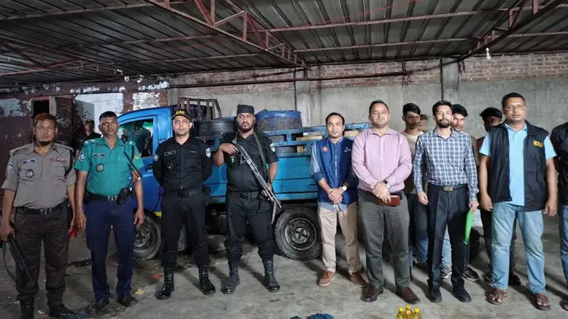 অনুমোদন ছাড়া বোতলজাত, চট্টগ্রামে ১০৪২ লিটার সয়াবিন তেল জব্দ